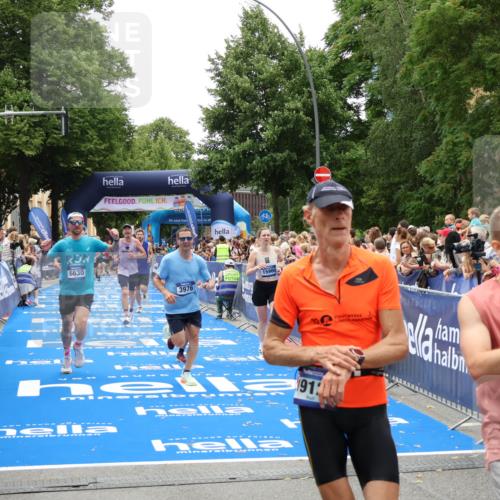29.06.2025 - hella hamburg halbmarathon Zöllner http://msf.ph/oto/8199234 29.06.2025 10:46:51 Ziel 3976, 6630, 11858, 13940, 14541, 15900, 17172, 17353, 17492, 17669, 17743, 17892, 19105, 19128 meine-sportfotos.de
