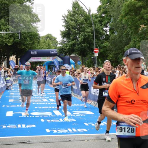 29.06.2025 - hella hamburg halbmarathon Zöllner http://msf.ph/oto/8199257 29.06.2025 10:46:52 Ziel 3976, 4091, 6630, 11858, 13940, 14541, 15900, 17172, 17353, 17492, 17669, 17743, 17892, 19105 meine-sportfotos.de