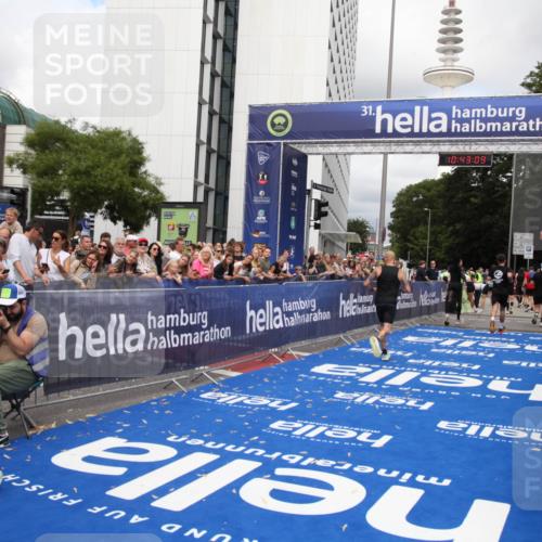 29.06.2025 - hella hamburg halbmarathon Michael Strokosch http://msf.ph/oto/8199266 29.06.2025 10:43:08 Ziel 4229, 6721, 7035, 7451, 8218, 9364, 9833, 10469, 12657, 12723, 12776, 12839, 15255, 17177, 19038 meine-sportfotos.de