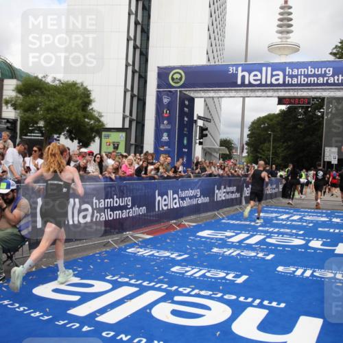 29.06.2025 - hella hamburg halbmarathon Michael Strokosch http://msf.ph/oto/8199302 29.06.2025 10:43:08 Ziel 4229, 6721, 7035, 7451, 8218, 9364, 9833, 10469, 12657, 12723, 12776, 12839, 15255, 17177, 19038 meine-sportfotos.de
