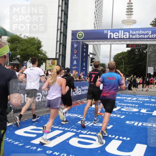 29.06.2025 - hella hamburg halbmarathon Michael Strokosch http://msf.ph/oto/8199347 29.06.2025 10:43:10 Ziel 4229, 6721, 7451, 9833, 10251, 10469, 11177, 12153, 12657, 12723, 12776, 12839, 15255, 17177, 19038 meine-sportfotos.de