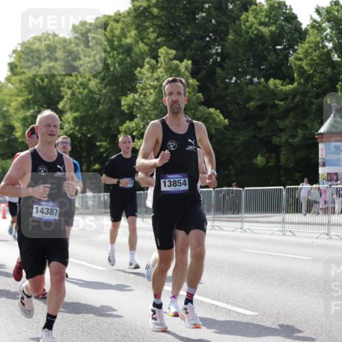 29.06.2025 - hella hamburg halbmarathon Jannik Wohlers http://msf.ph/oto/8199358 29.06.2025 09:47:34 Lombardsbrücke 1164, 1562, 2196, 2296, 2714, 4602, 5092, 6990, 8362, 8901, 9178, 9944, 10384, 10900, 10968, 11202, 11227, 11745, 12290, 12462, 12865, 13514, 13798, 13854, 14387, 14601, 14934, 14952, 15015, 15261, 15415, 15701, 15965, 16158, 16964, 17024, 17306, 18159, 18216, 18573, 18584, 18687, 18841 meine-sportfotos.de
