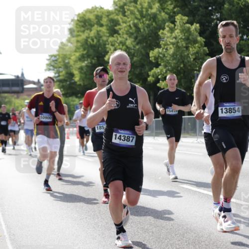 29.06.2025 - hella hamburg halbmarathon Jannik Wohlers http://msf.ph/oto/8199364 29.06.2025 09:47:34 Lombardsbrücke 1164, 1562, 2196, 2296, 2714, 4602, 5092, 6990, 8362, 8901, 9178, 9944, 10384, 10900, 10968, 11202, 11227, 11745, 12290, 12462, 12865, 13514, 13798, 13854, 14387, 14601, 14934, 14952, 15015, 15261, 15415, 15701, 15965, 16158, 16964, 17024, 17306, 18159, 18216, 18573, 18584, 18687, 18841 meine-sportfotos.de