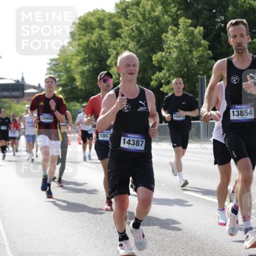 29.06.2025 - hella hamburg halbmarathon Jannik Wohlers http://msf.ph/oto/8199367 29.06.2025 09:47:34 Lombardsbrücke 1164, 1562, 2196, 2296, 2714, 4602, 5092, 6990, 8362, 8901, 9178, 9944, 10384, 10900, 10968, 11202, 11227, 11745, 12290, 12462, 12865, 13514, 13798, 13854, 14387, 14601, 14934, 14952, 15015, 15261, 15415, 15701, 15965, 16158, 16964, 17024, 17306, 18159, 18216, 18573, 18584, 18687, 18841 meine-sportfotos.de