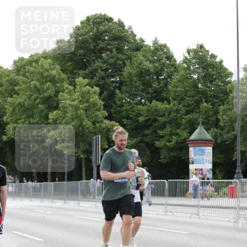 29.06.2025 - hella hamburg halbmarathon Jannik Wohlers http://msf.ph/oto/8199428 29.06.2025 10:25:09 Lombardsbrücke 1093, 1305, 2278, 3343, 5028, 6869, 9811, 10845, 10846, 11157, 11662, 13653, 13842, 14936, 15016, 15119, 15283, 16289, 16381 meine-sportfotos.de