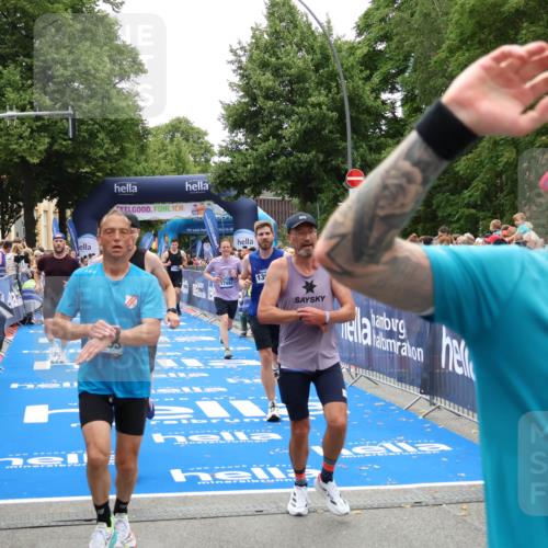 29.06.2025 - hella hamburg halbmarathon Zöllner http://msf.ph/oto/8199435 29.06.2025 10:46:55 Ziel 4091, 11858, 13940, 14385, 17172, 17353, 17492, 17669, 17892, 19105 meine-sportfotos.de