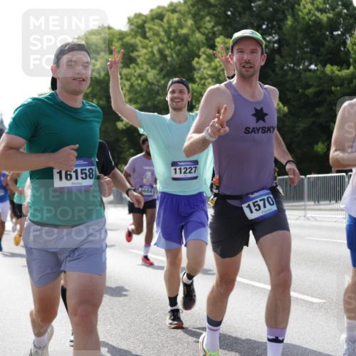 29.06.2025 - hella hamburg halbmarathon Jannik Wohlers http://msf.ph/oto/8199767 29.06.2025 09:47:40 Lombardsbrücke 1164, 1385, 1562, 1743, 2714, 3959, 4602, 5091, 5315, 6684, 6829, 6990, 8362, 9178, 9944, 10384, 10900, 11202, 11227, 11620, 11745, 12290, 12865, 13595, 13798, 13854, 14387, 14908, 14934, 14952, 15015, 15261, 15415, 15701, 15965, 16158, 17024, 17217, 17306, 18103, 18159, 18216, 18573, 18584, 18841 meine-sportfotos.de