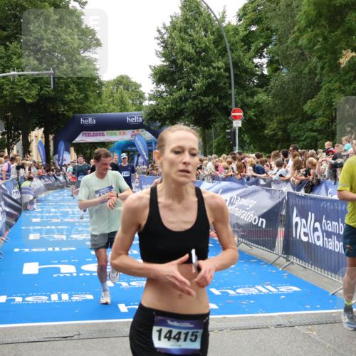 29.06.2025 - hella hamburg halbmarathon Zöllner http://msf.ph/oto/8200106 29.06.2025 10:47:10 Ziel 1460, 4093, 4377, 5472, 6373, 6700, 7908, 9794, 12579, 13007, 14783, 15684 meine-sportfotos.de