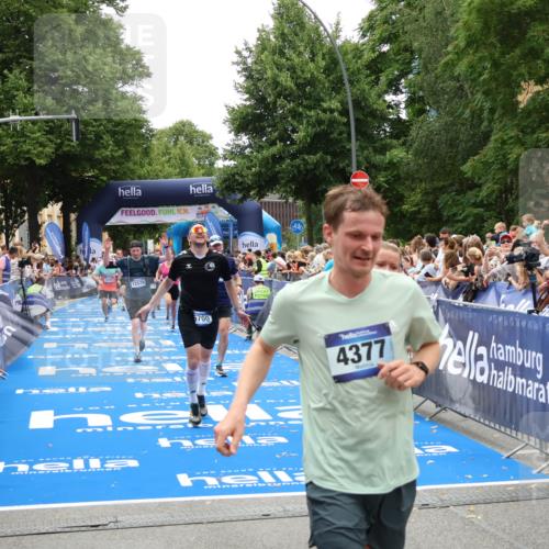 29.06.2025 - hella hamburg halbmarathon Zöllner http://msf.ph/oto/8200197 29.06.2025 10:47:11 Ziel 1460, 2623, 4093, 5472, 6373, 6700, 7908, 9794, 12579, 13007, 15684, 17718 meine-sportfotos.de