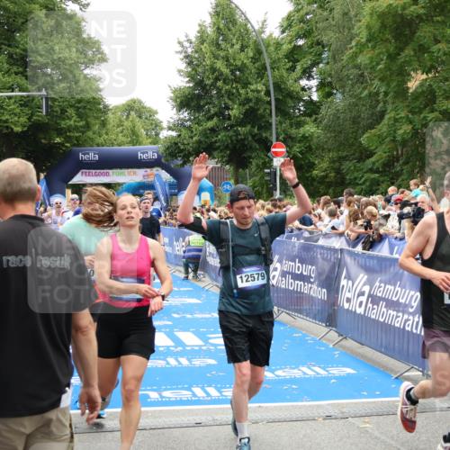 29.06.2025 - hella hamburg halbmarathon Zöllner http://msf.ph/oto/8200461 29.06.2025 10:47:16 Ziel 2623, 4093, 6134, 6373, 6716, 7480, 7908, 10208, 10211, 13007, 13672, 15684, 16286, 17718, 17915, 18856 meine-sportfotos.de