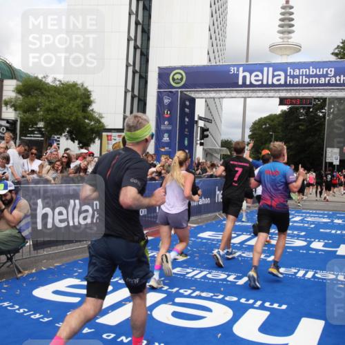 29.06.2025 - hella hamburg halbmarathon Michael Strokosch http://msf.ph/oto/8200524 29.06.2025 10:43:10 Ziel 4229, 6721, 7451, 9833, 10251, 10469, 11177, 12153, 12657, 12723, 12776, 12839, 15255, 17177, 19038 meine-sportfotos.de