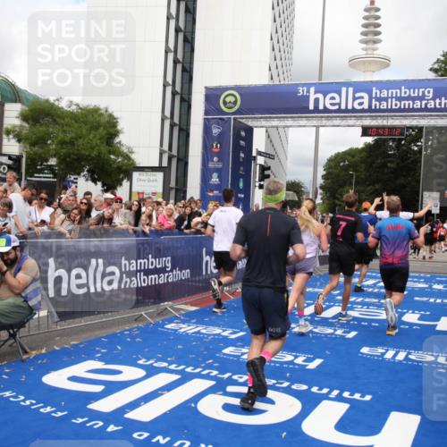 29.06.2025 - hella hamburg halbmarathon Michael Strokosch http://msf.ph/oto/8200551 29.06.2025 10:43:11 Ziel 4229, 6721, 7026, 7451, 9833, 10251, 10469, 11177, 12153, 12657, 12723, 12776, 12839, 15255, 17177, 19038 meine-sportfotos.de