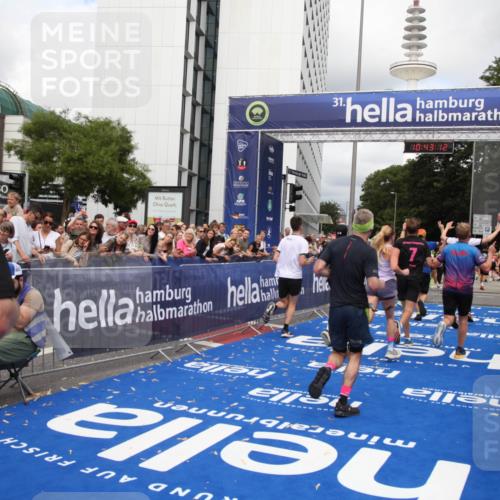 29.06.2025 - hella hamburg halbmarathon Michael Strokosch http://msf.ph/oto/8200575 29.06.2025 10:43:11 Ziel 4229, 6721, 7026, 7451, 9833, 10251, 10469, 11177, 12153, 12657, 12723, 12776, 12839, 15255, 17177, 19038 meine-sportfotos.de