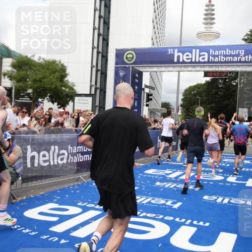 29.06.2025 - hella hamburg halbmarathon Michael Strokosch http://msf.ph/oto/8200605 29.06.2025 10:43:11 Ziel 4229, 6721, 7026, 7451, 9833, 10251, 10469, 11177, 12153, 12657, 12723, 12776, 12839, 15255, 17177, 19038 meine-sportfotos.de