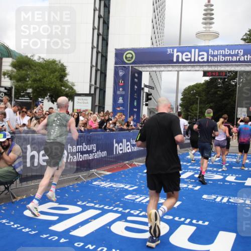 29.06.2025 - hella hamburg halbmarathon Michael Strokosch http://msf.ph/oto/8200634 29.06.2025 10:43:12 Ziel 4229, 6721, 7026, 7093, 7451, 9833, 10251, 11177, 12153, 12657, 12723, 12776, 12839, 15255, 15706, 17177, 19038 meine-sportfotos.de