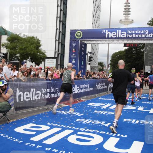 29.06.2025 - hella hamburg halbmarathon Michael Strokosch http://msf.ph/oto/8200660 29.06.2025 10:43:12 Ziel 4229, 6721, 7026, 7093, 7451, 9833, 10251, 11177, 12153, 12657, 12723, 12776, 12839, 15255, 15706, 17177, 19038 meine-sportfotos.de