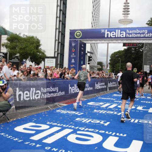 29.06.2025 - hella hamburg halbmarathon Michael Strokosch http://msf.ph/oto/8200686 29.06.2025 10:43:12 Ziel 4229, 6721, 7026, 7093, 7451, 9833, 10251, 11177, 12153, 12657, 12723, 12776, 12839, 15255, 15706, 17177, 19038 meine-sportfotos.de