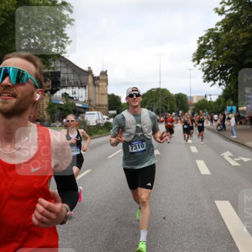 29.06.2025 - hella hamburg halbmarathon Yannick Fuchs http://msf.ph/oto/8200703 29.06.2025 10:31:58 20KM 1290, 2196, 2767, 4860, 4865, 5003, 5042, 5307, 5923, 6047, 6123, 6458, 7310, 8362, 9178, 9914, 10190, 10451, 10738, 12739, 13141, 13372, 13854, 14387, 14459, 14691, 14934, 15178, 15261, 15410, 15939, 16523, 16992, 17125, 17137, 17658, 18159, 18216, 18357, 18384, 18986 meine-sportfotos.de