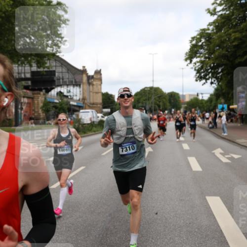 29.06.2025 - hella hamburg halbmarathon Yannick Fuchs http://msf.ph/oto/8200714 29.06.2025 10:31:58 20KM 1290, 2196, 2767, 4860, 4865, 5003, 5042, 5307, 5923, 6047, 6123, 6458, 7310, 8362, 9178, 9914, 10190, 10451, 10738, 12739, 13141, 13372, 13854, 14387, 14459, 14691, 14934, 15178, 15261, 15410, 15939, 16523, 16992, 17125, 17137, 17658, 18159, 18216, 18357, 18384, 18986 meine-sportfotos.de