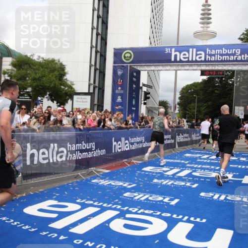 29.06.2025 - hella hamburg halbmarathon Michael Strokosch http://msf.ph/oto/8200716 29.06.2025 10:43:13 Ziel 1675, 4229, 6721, 7026, 7093, 7451, 9833, 10251, 11177, 12153, 12657, 12723, 12776, 12839, 15255, 15706, 17177, 18304, 19038 meine-sportfotos.de
