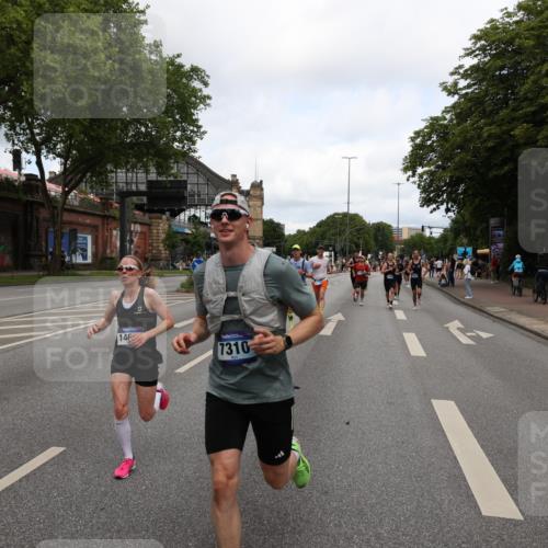 29.06.2025 - hella hamburg halbmarathon Yannick Fuchs http://msf.ph/oto/8200738 29.06.2025 10:31:59 20KM 1290, 2196, 2767, 4860, 4865, 5003, 5042, 5307, 5923, 6047, 6123, 6458, 7310, 8362, 9178, 9914, 10190, 10451, 10738, 12739, 12900, 13141, 13372, 13854, 14387, 14459, 14691, 14934, 15178, 15261, 15410, 15939, 16523, 16992, 17125, 17137, 17658, 18159, 18216, 18357, 18384, 18986 meine-sportfotos.de