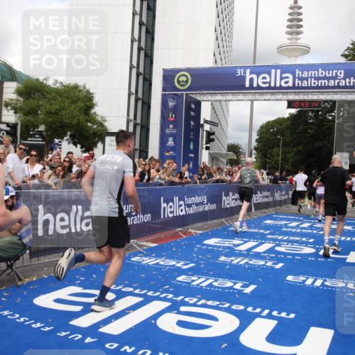 29.06.2025 - hella hamburg halbmarathon Michael Strokosch http://msf.ph/oto/8200743 29.06.2025 10:43:13 Ziel 1675, 4229, 6721, 7026, 7093, 7451, 9833, 10251, 11177, 12153, 12657, 12723, 12776, 12839, 15255, 15706, 17177, 18304, 19038 meine-sportfotos.de