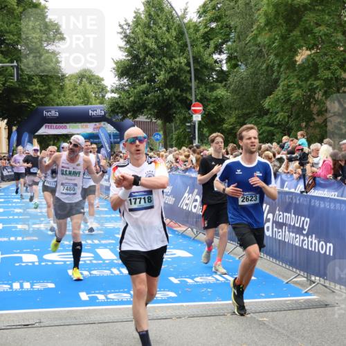 29.06.2025 - hella hamburg halbmarathon Zöllner http://msf.ph/oto/8200748 29.06.2025 10:47:19 Ziel 2623, 5024, 6134, 6168, 6203, 6373, 6716, 7480, 10208, 10211, 11518, 13672, 14722, 16286, 17718, 17915, 18856 meine-sportfotos.de