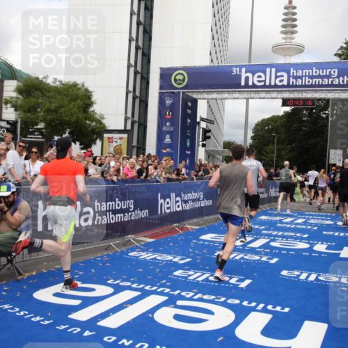 29.06.2025 - hella hamburg halbmarathon Michael Strokosch http://msf.ph/oto/8200760 29.06.2025 10:43:14 Ziel 1675, 4229, 6721, 7026, 7093, 7451, 9833, 10251, 11177, 12153, 12776, 12839, 15255, 15706, 17177, 18304 meine-sportfotos.de