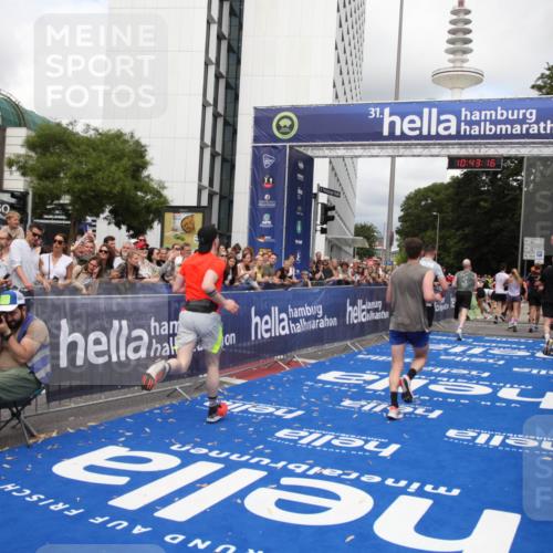 29.06.2025 - hella hamburg halbmarathon Michael Strokosch http://msf.ph/oto/8200775 29.06.2025 10:43:15 Ziel 1675, 4229, 6721, 7026, 7093, 7451, 9833, 10251, 11177, 12153, 15255, 15706, 17177, 18304 meine-sportfotos.de