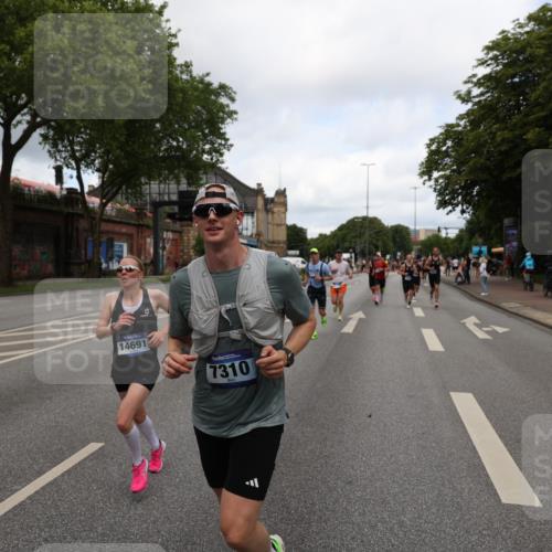 29.06.2025 - hella hamburg halbmarathon Yannick Fuchs http://msf.ph/oto/8200780 29.06.2025 10:31:59 20KM 1290, 2196, 2767, 4860, 4865, 5003, 5042, 5307, 5923, 6047, 6123, 6458, 7310, 8362, 9178, 9914, 10190, 10451, 10738, 12739, 12900, 13141, 13372, 13854, 14387, 14459, 14691, 14934, 15178, 15261, 15410, 15939, 16523, 16992, 17125, 17137, 17658, 18159, 18216, 18357, 18384, 18986 meine-sportfotos.de