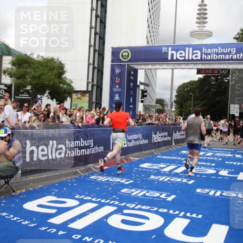 29.06.2025 - hella hamburg halbmarathon Michael Strokosch http://msf.ph/oto/8200793 29.06.2025 10:43:15 Ziel 1675, 4229, 6721, 7026, 7093, 7451, 9833, 10251, 11177, 12153, 15255, 15706, 17177, 18304 meine-sportfotos.de
