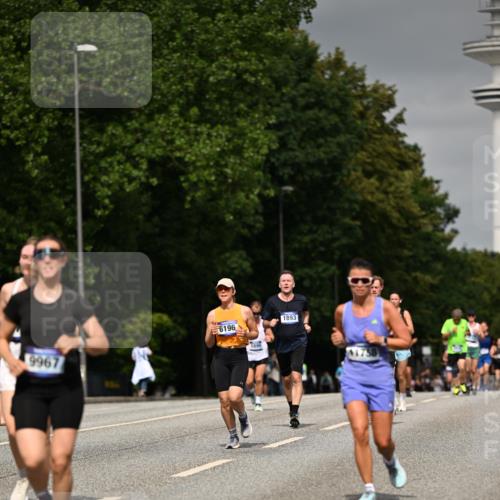 29.06.2025 - hella hamburg halbmarathon Dr. Thomas Lammeyer http://msf.ph/oto/8200820 29.06.2025 10:11:43 Kennedybrücke 1173, 1893, 1993, 2136, 3929, 4262, 5242, 5899, 5926, 6196, 6517, 6518, 6707, 6713, 6715, 6833, 7476, 7503, 7760, 8585, 9967, 10283, 10700 meine-sportfotos.de