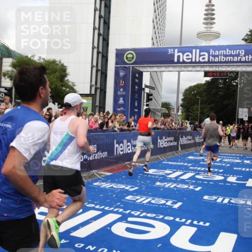 29.06.2025 - hella hamburg halbmarathon Michael Strokosch http://msf.ph/oto/8200822 29.06.2025 10:43:15 Ziel 1675, 4229, 6721, 7026, 7093, 7451, 9833, 10251, 11177, 12153, 15255, 15706, 17177, 18304 meine-sportfotos.de