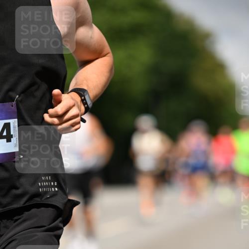 29.06.2025 - hella hamburg halbmarathon Dr. Thomas Lammeyer http://msf.ph/oto/8200838 29.06.2025 09:48:16 Kennedybrücke 1758, 2746, 3201, 5070, 5269, 5367, 6619, 6781, 8473, 10156, 10171, 10486, 10848, 11169 meine-sportfotos.de