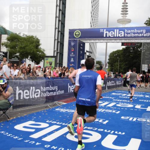 29.06.2025 - hella hamburg halbmarathon Michael Strokosch http://msf.ph/oto/8200844 29.06.2025 10:43:16 Ziel 1675, 7026, 7093, 7451, 10251, 11177, 12153, 15255, 15706, 16314, 18304 meine-sportfotos.de
