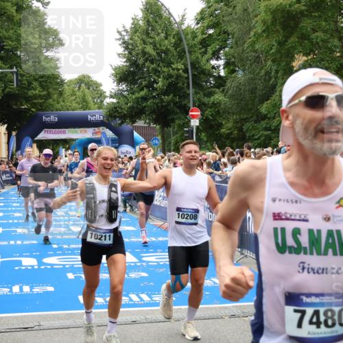 29.06.2025 - hella hamburg halbmarathon Zöllner http://msf.ph/oto/8200877 29.06.2025 10:47:22 Ziel 2864, 5024, 6134, 6168, 6203, 10208, 10211, 11491, 11518, 13672, 13782, 14722, 15611, 16089, 16286, 18856 meine-sportfotos.de