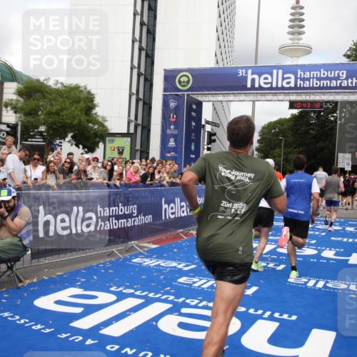 29.06.2025 - hella hamburg halbmarathon Michael Strokosch http://msf.ph/oto/8200890 29.06.2025 10:43:16 Ziel 1675, 7026, 7093, 7451, 10251, 11177, 12153, 15255, 15706, 16314, 18304 meine-sportfotos.de