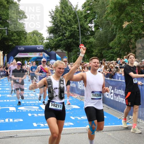 29.06.2025 - hella hamburg halbmarathon Zöllner http://msf.ph/oto/8200902 29.06.2025 10:47:22 Ziel 2864, 5024, 6134, 6168, 6203, 10208, 10211, 11491, 11518, 13672, 13782, 14722, 15611, 16089, 16286, 18856 meine-sportfotos.de