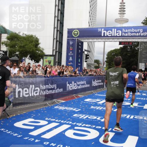 29.06.2025 - hella hamburg halbmarathon Michael Strokosch http://msf.ph/oto/8200910 29.06.2025 10:43:17 Ziel 1675, 7026, 7093, 10251, 11177, 12153, 15255, 15706, 16314, 16997, 18304 meine-sportfotos.de
