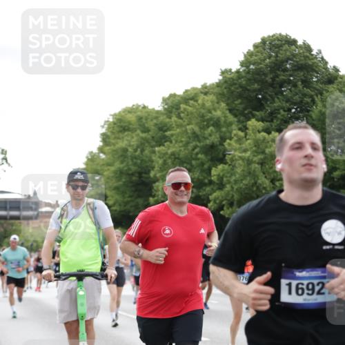 29.06.2025 - hella hamburg halbmarathon Jannik Wohlers http://msf.ph/oto/8200914 29.06.2025 10:25:22 Lombardsbrücke 1305, 1479, 1481, 3343, 3765, 4378, 4797, 5028, 5497, 6663, 8881, 9811, 10104, 10219, 11596, 11699, 11828, 12074, 12505, 12838, 13653, 14223, 14936, 16289, 16354, 16381, 16927, 17369 meine-sportfotos.de