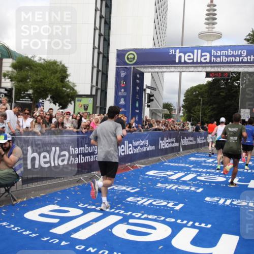 29.06.2025 - hella hamburg halbmarathon Michael Strokosch http://msf.ph/oto/8200941 29.06.2025 10:43:18 Ziel 1675, 7026, 7093, 10099, 10251, 11177, 12153, 15706, 16314, 16997, 18304 meine-sportfotos.de