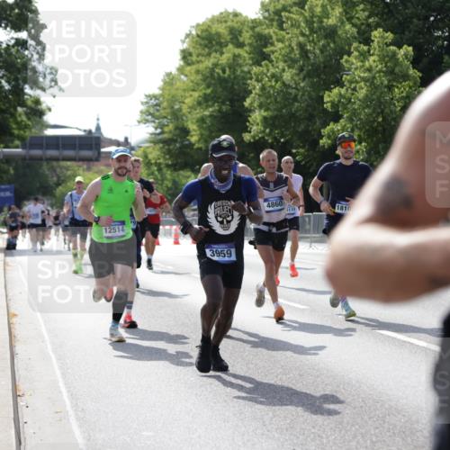29.06.2025 - hella hamburg halbmarathon Jannik Wohlers http://msf.ph/oto/8200972 29.06.2025 09:47:45 Lombardsbrücke 1385, 1562, 1743, 2714, 2767, 3959, 4602, 4860, 5091, 5315, 6684, 6829, 6990, 8362, 8933, 10384, 10900, 11202, 11227, 11620, 11745, 11929, 12290, 12514, 12865, 13595, 13854, 14387, 14875, 14908, 14934, 15015, 15261, 15415, 15701, 15959, 16119, 16158, 17024, 17217, 18103, 18573, 18584, 18679, 18841 meine-sportfotos.de