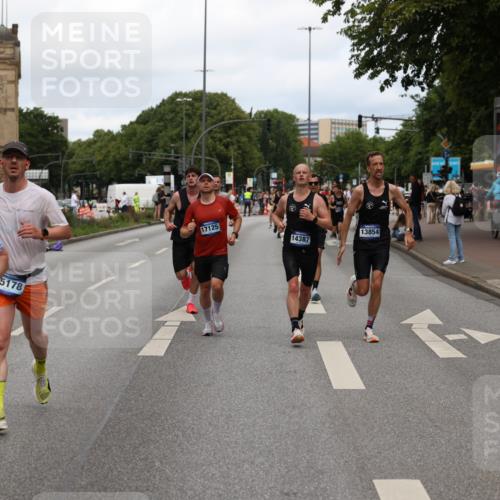 29.06.2025 - hella hamburg halbmarathon Yannick Fuchs http://msf.ph/oto/8201004 29.06.2025 10:32:00 20KM 1290, 2196, 2767, 4860, 4865, 5003, 5042, 5307, 5923, 6047, 6123, 6458, 7310, 9178, 9914, 10190, 10451, 10738, 12739, 12900, 13141, 13372, 13854, 14387, 14459, 14691, 14934, 15178, 15261, 15410, 15939, 16992, 17125, 17137, 17658, 18159, 18216, 18357, 18986 meine-sportfotos.de