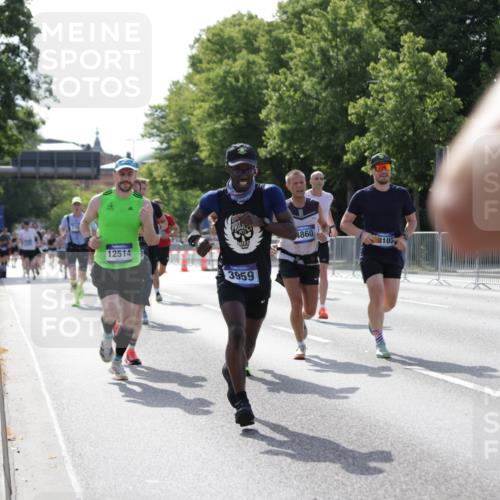 29.06.2025 - hella hamburg halbmarathon Jannik Wohlers http://msf.ph/oto/8201047 29.06.2025 09:47:45 Lombardsbrücke 1385, 1562, 1743, 2714, 2767, 3959, 4602, 4860, 5091, 5315, 6684, 6829, 6990, 8362, 8933, 10384, 10900, 11202, 11227, 11620, 11745, 11929, 12290, 12514, 12865, 13595, 13854, 14387, 14875, 14908, 14934, 15015, 15261, 15415, 15701, 15959, 16119, 16158, 17024, 17217, 18103, 18573, 18584, 18679, 18841 meine-sportfotos.de