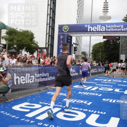 29.06.2025 - hella hamburg halbmarathon Michael Strokosch http://msf.ph/oto/8201108 29.06.2025 10:43:21 Ziel 1675, 3109, 3124, 3146, 7093, 10099, 15706, 15921, 16314, 16997, 18274, 18304 meine-sportfotos.de