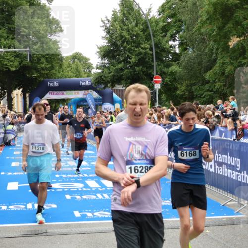 29.06.2025 - hella hamburg halbmarathon Zöllner http://msf.ph/oto/8201133 29.06.2025 10:47:26 Ziel 51, 1012, 2274, 2839, 2864, 2869, 5024, 5650, 6168, 6203, 8693, 9305, 10423, 11077, 11491, 11518, 13782, 14722, 15350, 15611, 15923, 16089, 16819, 18758, 18974 meine-sportfotos.de