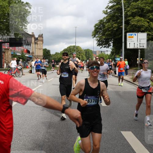29.06.2025 - hella hamburg halbmarathon Yannick Fuchs http://msf.ph/oto/8201199 29.06.2025 10:44:44 20KM 1119, 1399, 1461, 1466, 1507, 1630, 1750, 1817, 2207, 3654, 4077, 4127, 4346, 5018, 5115, 6027, 6662, 6712, 6795, 7052, 7134, 7176, 7397, 7583, 7930, 7932, 8117, 8572, 8704, 8819, 9057, 10371, 11356, 11455, 11607, 12624, 13008, 13687, 13701, 13875, 14034, 14257, 14626, 15362, 15395, 15803, 15950, 16716, 16806, 17179, 17221, 17247, 17384, 18006, 18066, 18370, 18394, 18489, 18657, 18658, 18811 meine-sportfotos.de