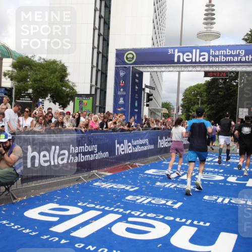 29.06.2025 - hella hamburg halbmarathon Michael Strokosch http://msf.ph/oto/8201210 29.06.2025 10:43:25 Ziel 2653, 3109, 3124, 3146, 10099, 10237, 13348, 15921, 16314, 16720, 16997, 17391, 18274, 18987, 19009, 19051 meine-sportfotos.de