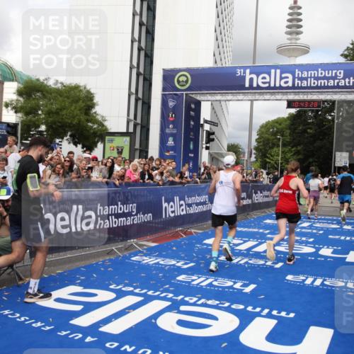 29.06.2025 - hella hamburg halbmarathon Michael Strokosch http://msf.ph/oto/8201307 29.06.2025 10:43:27 Ziel 2653, 3109, 3124, 3146, 3928, 5506, 8664, 10099, 10237, 13348, 15921, 16720, 17391, 18274, 18942, 18987, 19009, 19051 meine-sportfotos.de