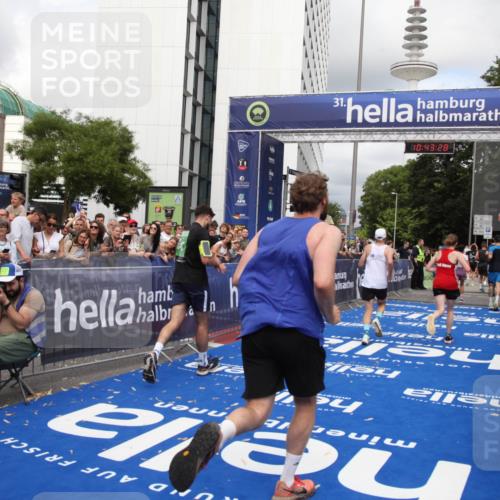29.06.2025 - hella hamburg halbmarathon Michael Strokosch http://msf.ph/oto/8201352 29.06.2025 10:43:27 Ziel 2653, 3109, 3124, 3146, 3928, 5506, 8664, 10099, 10237, 13348, 15921, 16720, 17391, 18274, 18942, 18987, 19009, 19051 meine-sportfotos.de